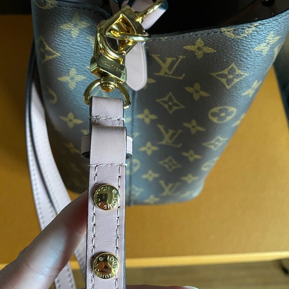 💕TRADED💕Louis Vuitton NeoNoe monogram rose crossbody purse bag - Picture 12 of 16